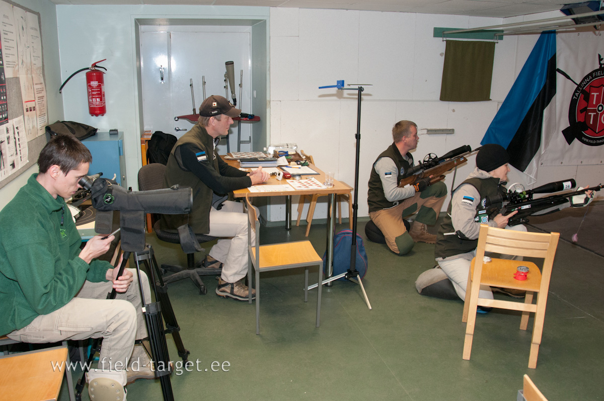 Samal ajal kui ühed lasid, jälgis kohtunik kella ning kõrvalt vaatajatel oli võimalik pauke lähemalt uurida